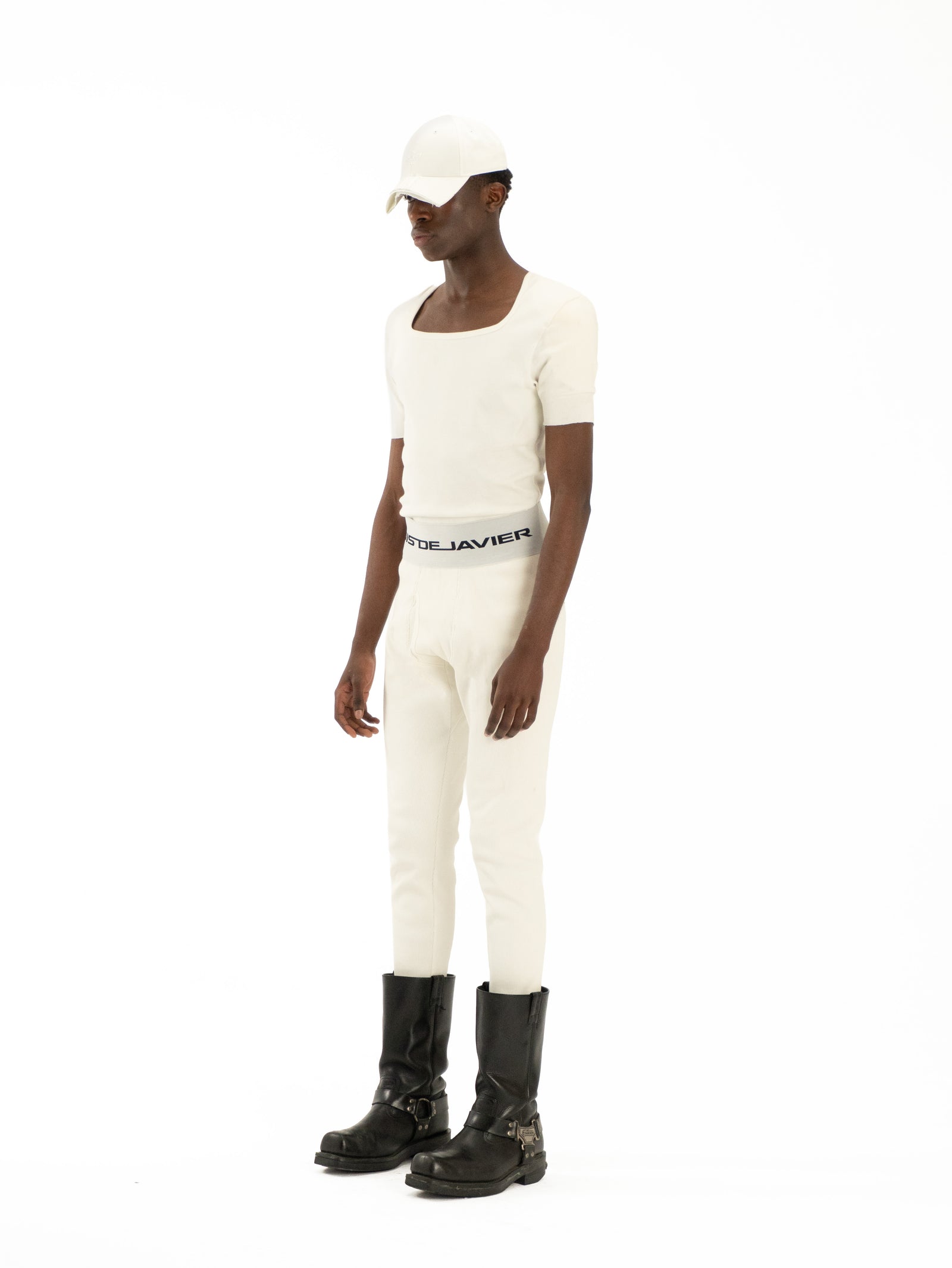color:white