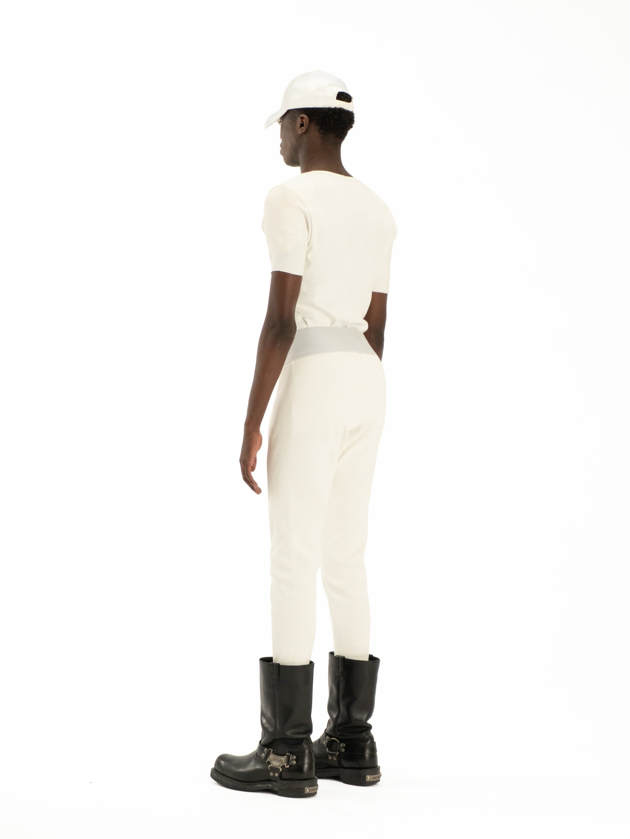 color:white