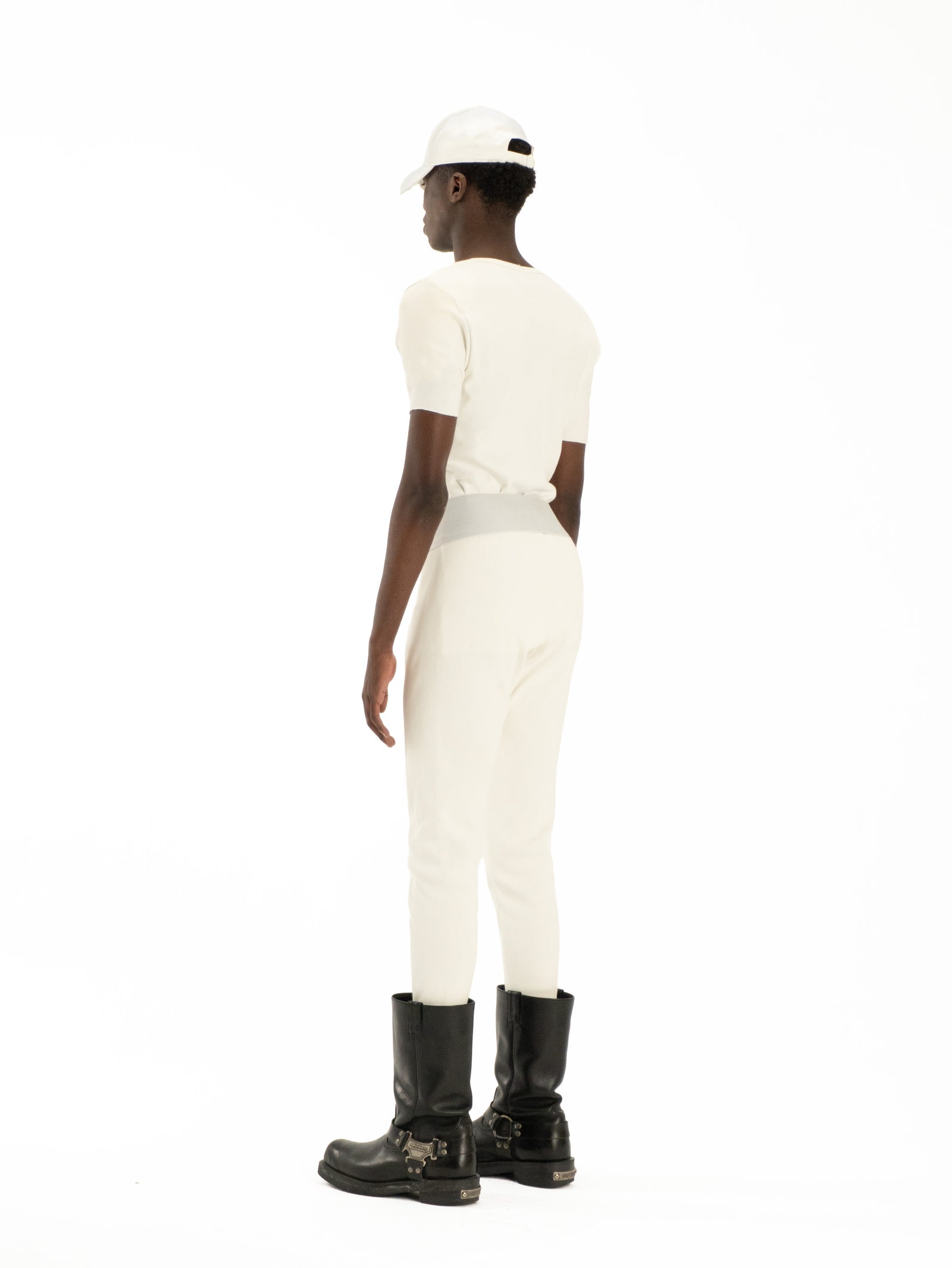 color:white