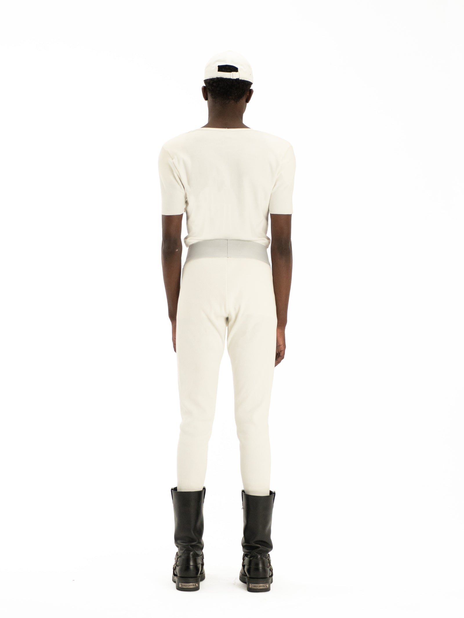 color:white