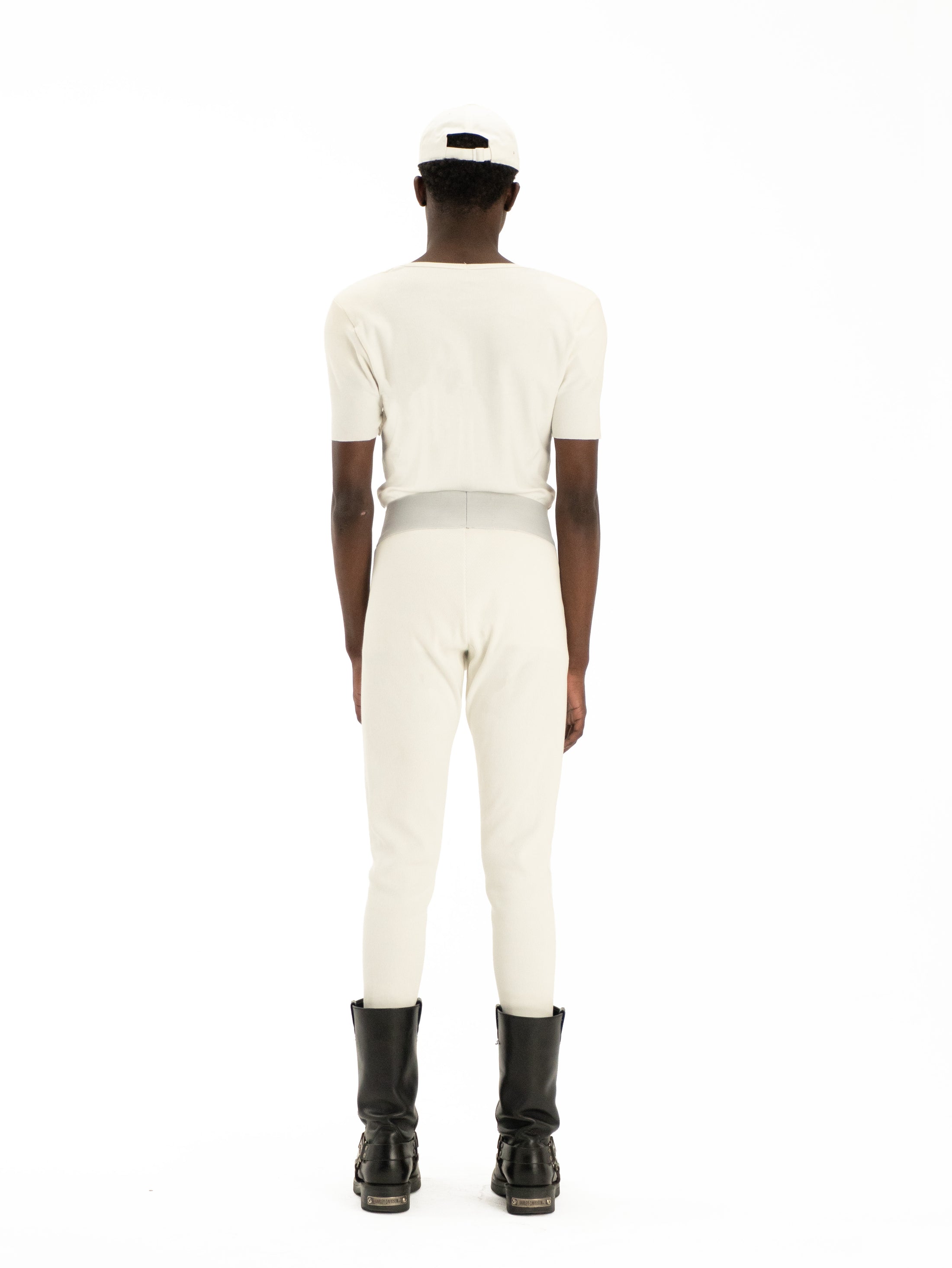 color:white